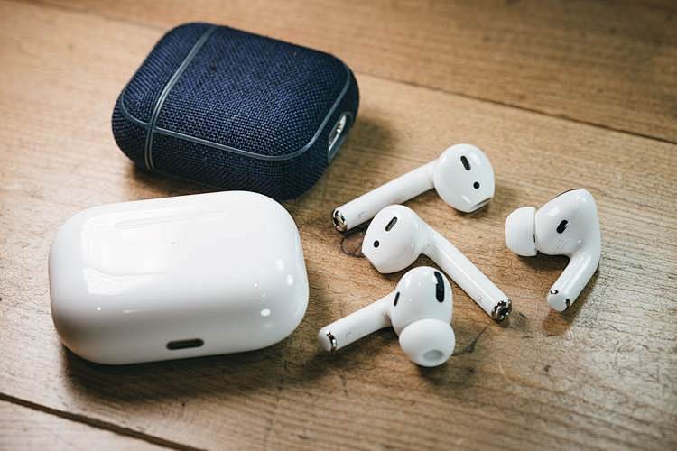 Compact and portable earphone case